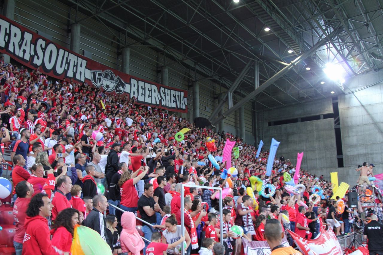 האוהדים המושבעים ביציע הדרומי. החלה עונת הרחצה (צילום: אסף חיימוביץ')